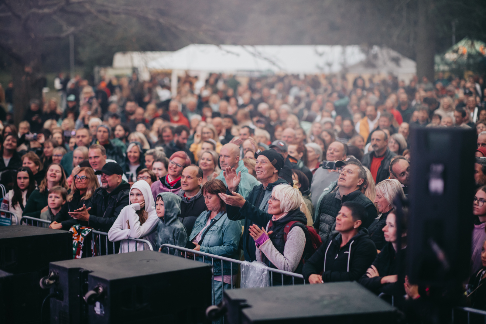 Hlavní stage v sobotu večer